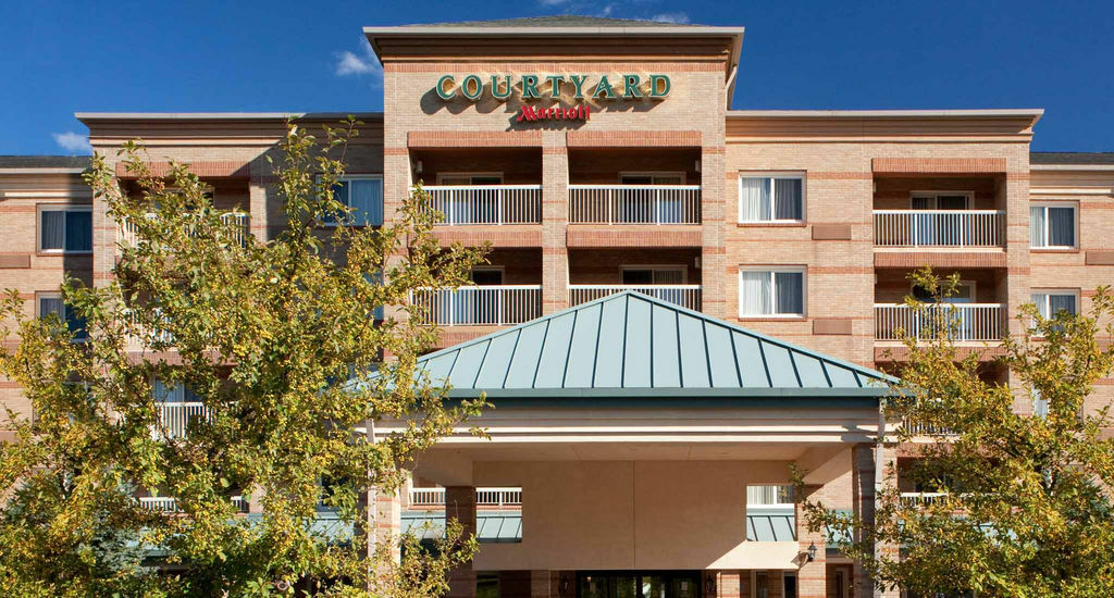 Courtyard Cleveland Independence Hotel Exterior photo