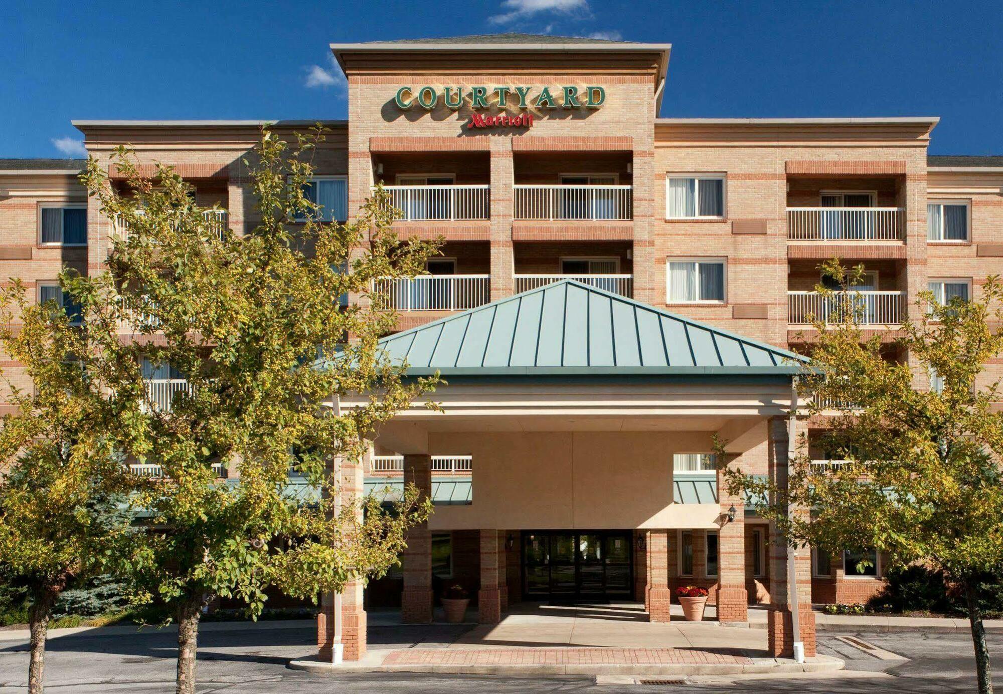 Courtyard Cleveland Independence Hotel Exterior photo